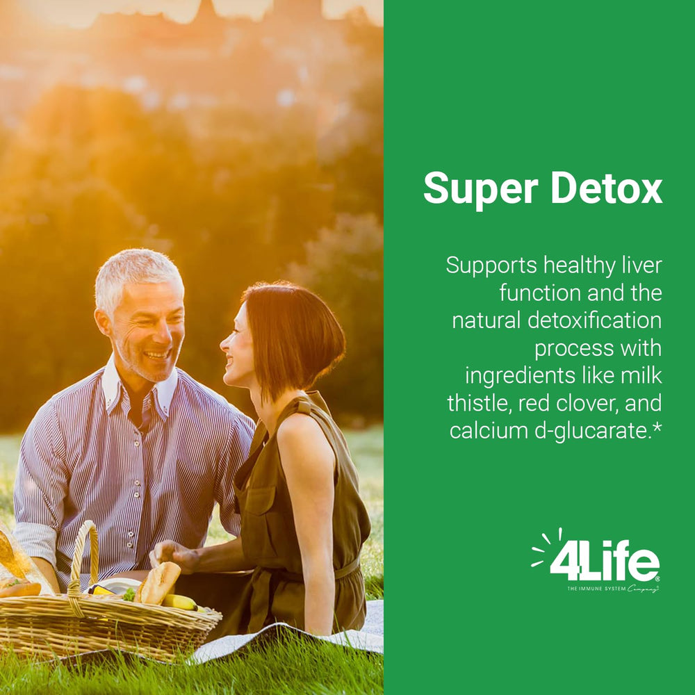 Cápsulas en mano, 4Life Super Detox para uso diario.