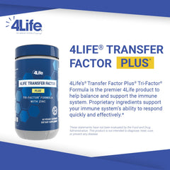 Manos sosteniendo cápsulas de 4Life Transfer Factor Plus para uso diario.