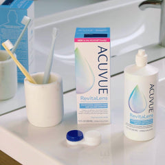 Estuche con lentes y botella Acu vue RevitaLens listos para almacenamiento