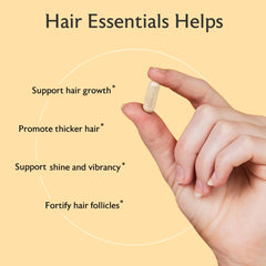 Frasco de Alaya Naturals en mano para comparar tamaño y porción