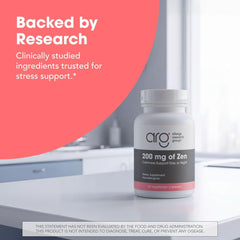Allergy Research Group cápsula junto a una mano para comparar tamaño y dosificación