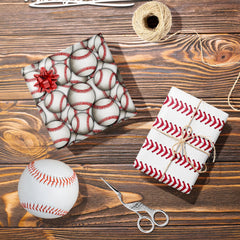 Altarho regalo envuelto con papel béisbol resaltando presentación festiva