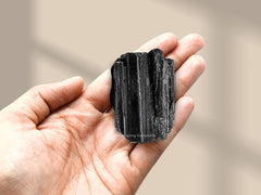 Amazing Gemstone turmalina en mano demuestra tamaño práctico