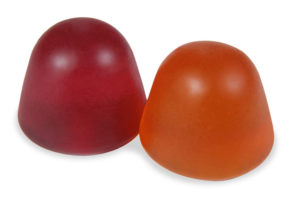 Amazon Basics gomitas en mano junto a una botella de agua, conveniencia para consumo diario