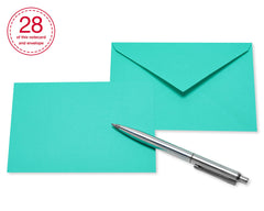 American Greetings tarjetas apiladas en escritorio, organización eficiente