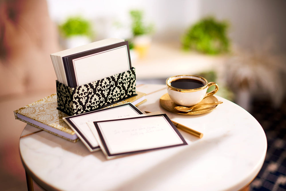 American Greetings conjunto en escritorio mostrando caja y tarjetas organizado