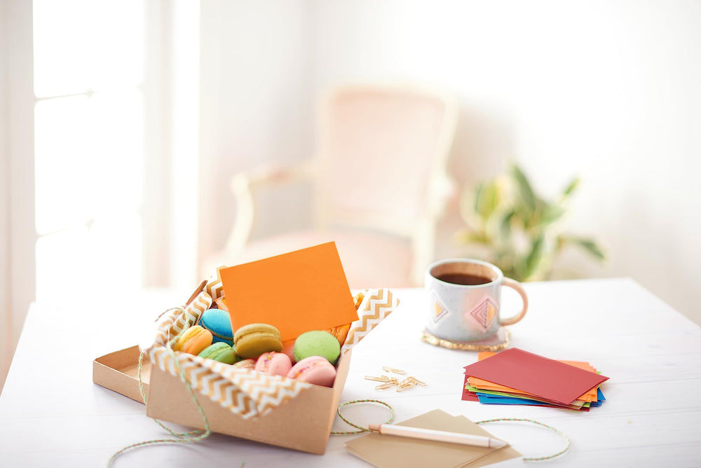 American Greetings sobres de colores dispuestos en tonos tierra, combina bien con distintas ocasiones