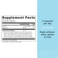 Ancient Nutrition cápsula en mano para visualizar la dosificación y practicidad
