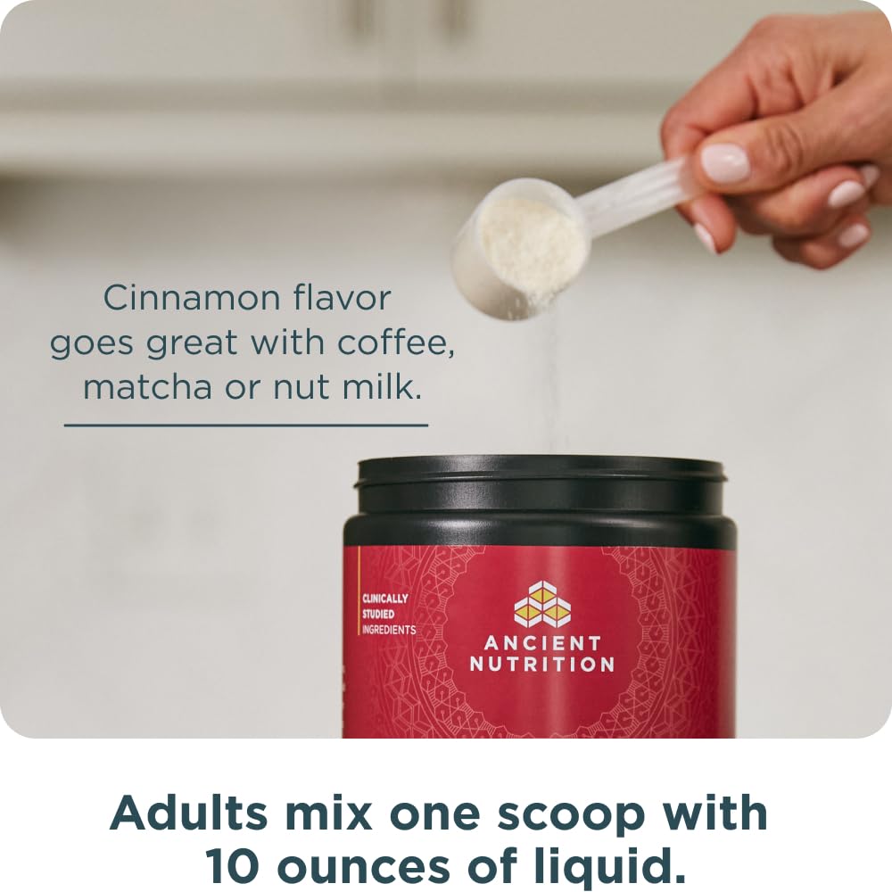 Ancient Nutrition frasco junto a una mano para comparar tamaño y dosis