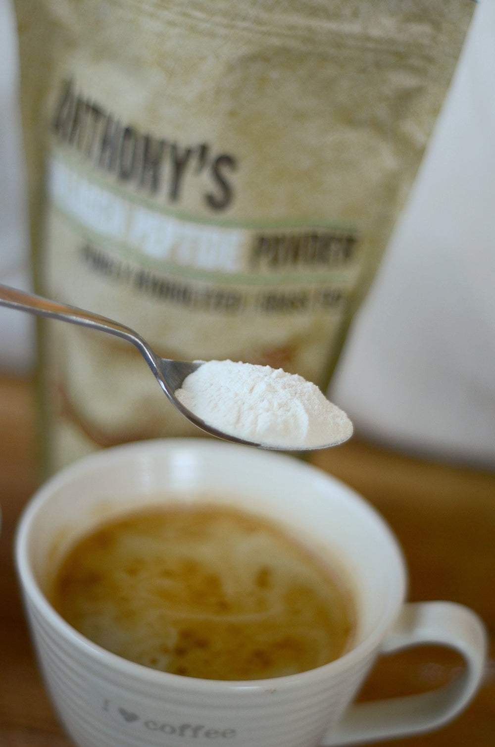 Anthony's colágeno en cocina junto a batido y frutas, práctico para recetas