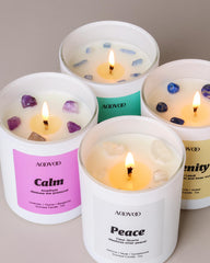 AOOVOO velas junto a manos para mostrar escala y tamaño práctico de 198 g cada una