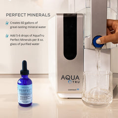 Escena de cocina con AquaTru Perfect Minerals y jarra filtrada mostrando uso diario