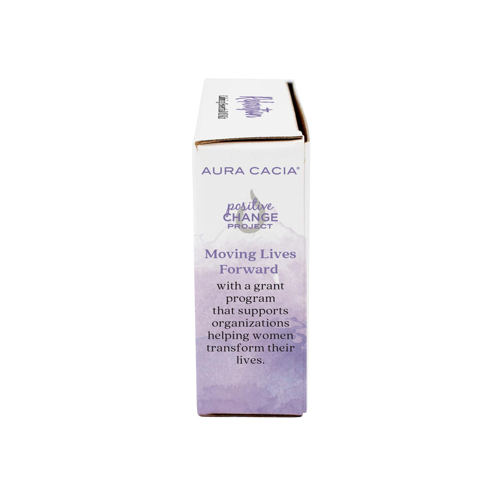 Aura Cacia aceite en difusor sobre mesa de salón creando ambiente acogedor