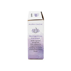 Aura Cacia aceite en difusor sobre mesa de salón creando ambiente acogedor