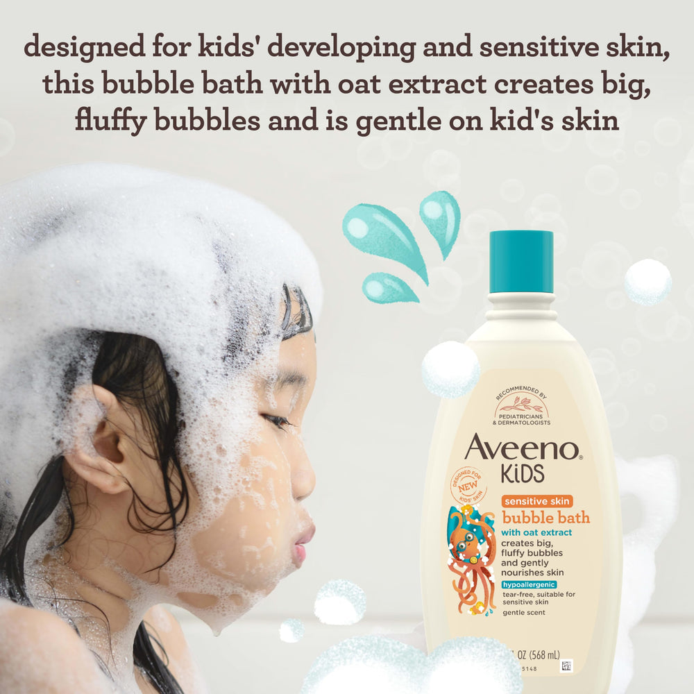 Aveeno Baby mano vertiendo producto en la bañera para crear burbujas abundantes
