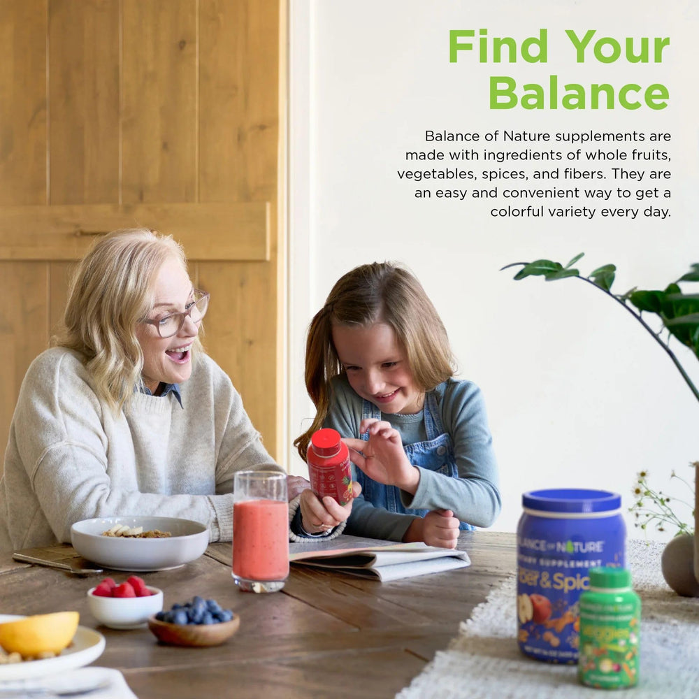 Balance of Nature cápsula en mano para comparar tamaño y facilidad de ingestión