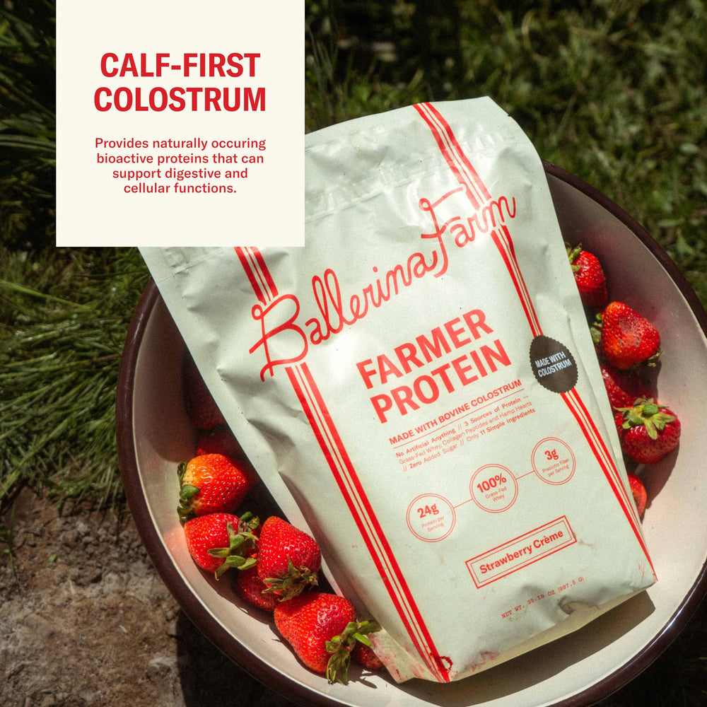 Ballerina Farm copa con calostro y leche representando origen granja y componente único