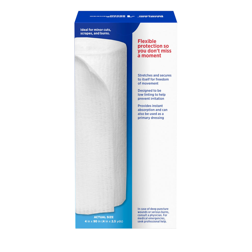 Band-Aid rollo comparado con manos para escala, tamaño práctico y portable