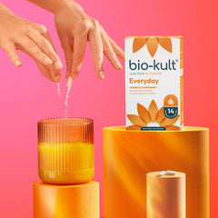 Bio‑Kult cápsula junto a una mano para referencia de tamaño y dosificación