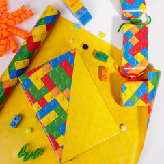 BIOBROWN regalo ya envuelto con patrón de bloques que atrae a niños