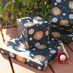 BIOBROWN papel en uso envolviendo regalo con acabado profesional