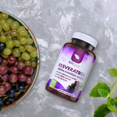 Cápsulas Biodora junto a té verde y uvas que ilustran fuentes naturales