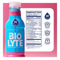 BIOLYTE vertiéndose en un vaso para mostrar color y facilidad de uso