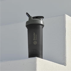 BlenderBottle comparación de tamaño en portavasos de coche mostrando compatibilidad