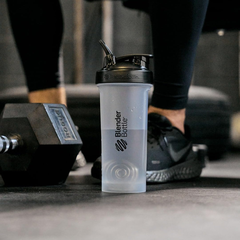 BlenderBottle en uso en gimnasio demostrando mezcla rápida y portabilidad