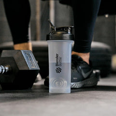 BlenderBottle en uso en gimnasio demostrando mezcla rápida y portabilidad