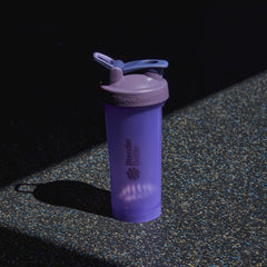 BlenderBottle en entorno de gimnasio transportable y práctica para entrenamientos