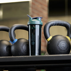 BlenderBottle en entorno de gimnasio mostrando transporte fácil y uso diario