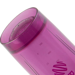 BlenderBottle close-up de la BlenderBall de acero para mezcla homogénea