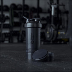 BlenderBottle ProStak en uso en gimnasio portabilidad y conveniencia visual