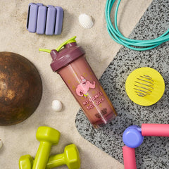 BlenderBottle junto a botella de agua para comparar tamaño 28 oz, BlenderBottle ayuda a planificar porciones