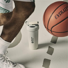 BlenderBottle Strada Sleek vista interior y base redondeada que mejora la mezcla