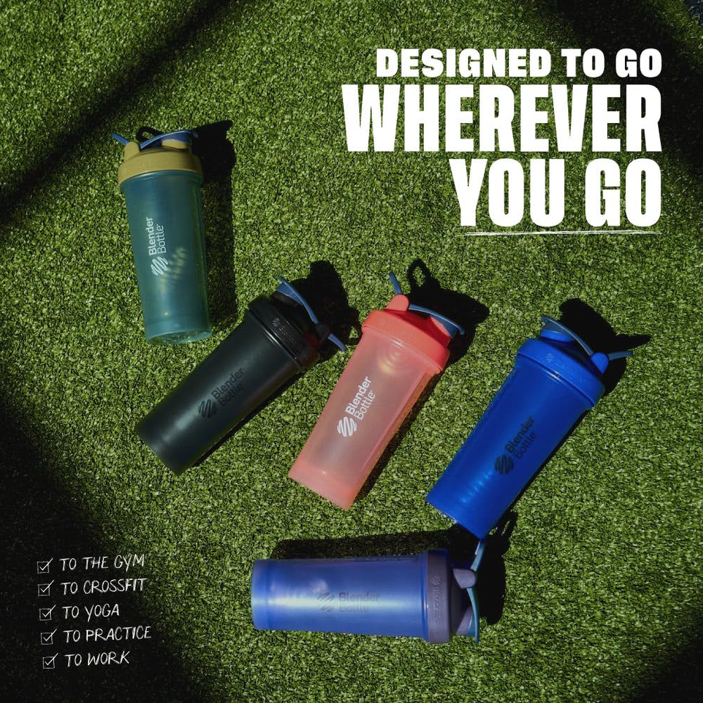 BlenderBottle en uso junto a bolsa deportiva en gimnasio mostrando practicidad y portabilidad