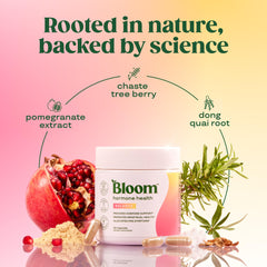 Mujer sosteniendo cápsulas Bloom Nutrition para apoyo diario