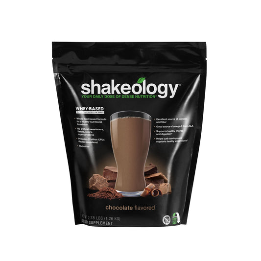 BODi envase frontal de Shakeology Chocolate mostrando raciones y etiqueta, conveniencia
