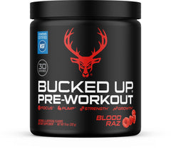 Bucked Up bote frontal mostrando el diseño y el sabor Red Raz, atractivo visual