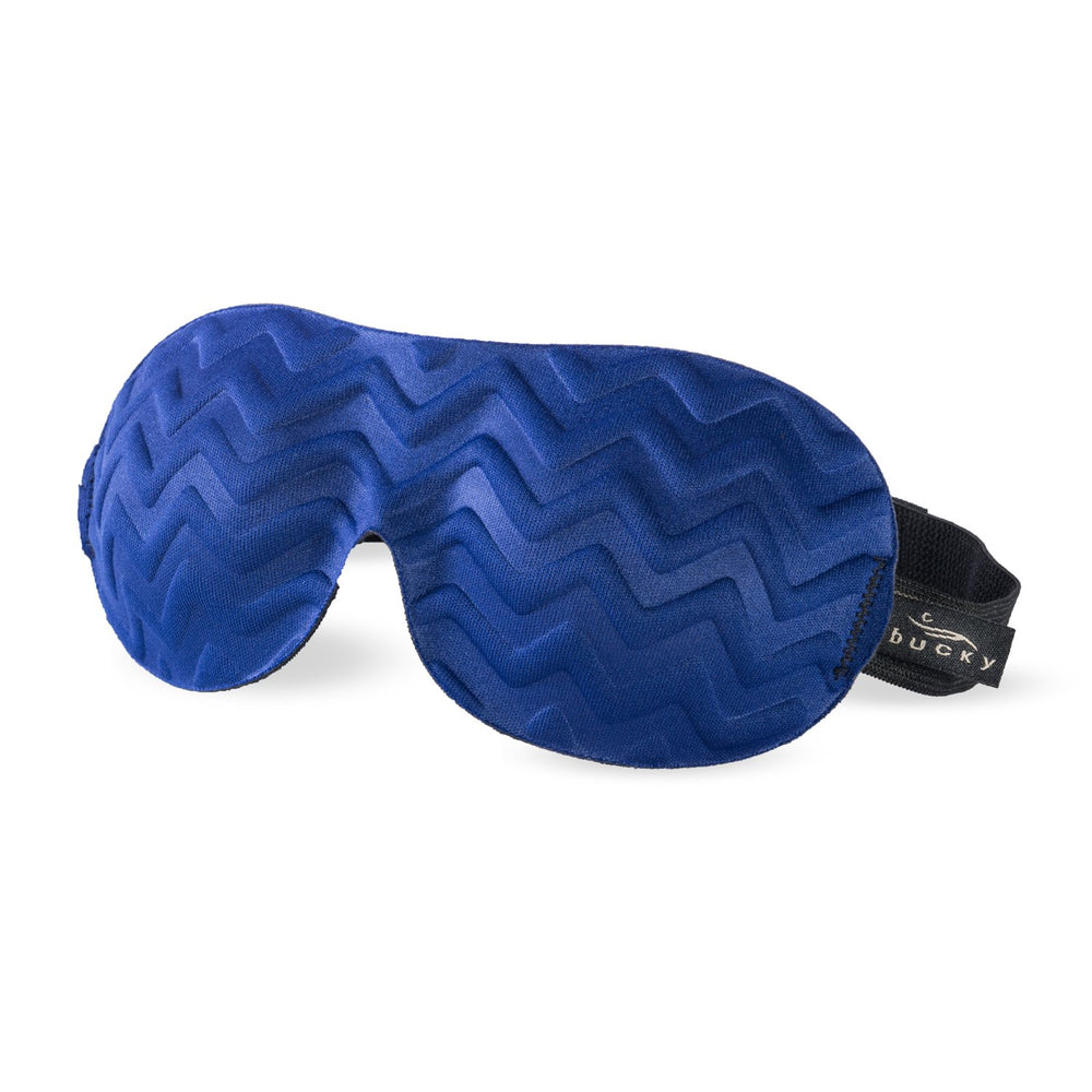 La máscara Bucky Ultralight Chevron Navy bloquea la luz para descanso en viaje.