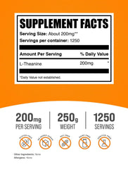 BulkSupplements textura de polvo L-Theanine en cuchara, pureza y fácil disolución