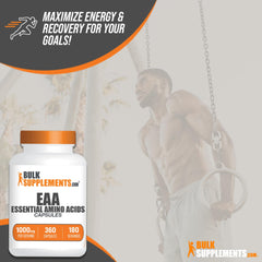 BulkSupplements persona tomando cápsulas antes de entrenar para conveniencia