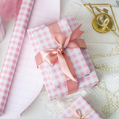 Burymento comparación de tamaño mostrando escala en mano