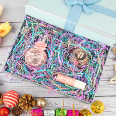 Caleihd papel rizado dentro de una caja decorativa protegiendo regalos