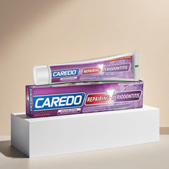 Escena cotidiana de baño con CAREDO en el estante, favorece higiene diaria