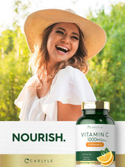 Carlyle junto a naranjas frescas resaltando sabor natural