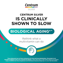 Centrum Silver tableta en mano ilustrando tamaño fácil de tragar y conveniencia diaria