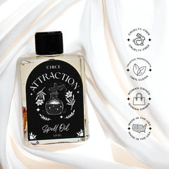 CIRCE aceite usado en un altar con velas, favorece ambiente ritual