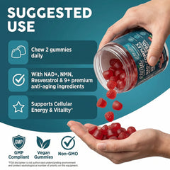 Persona tomando una gomita Clean Nutraceuticals por la mañana para incorporar al ritual diario